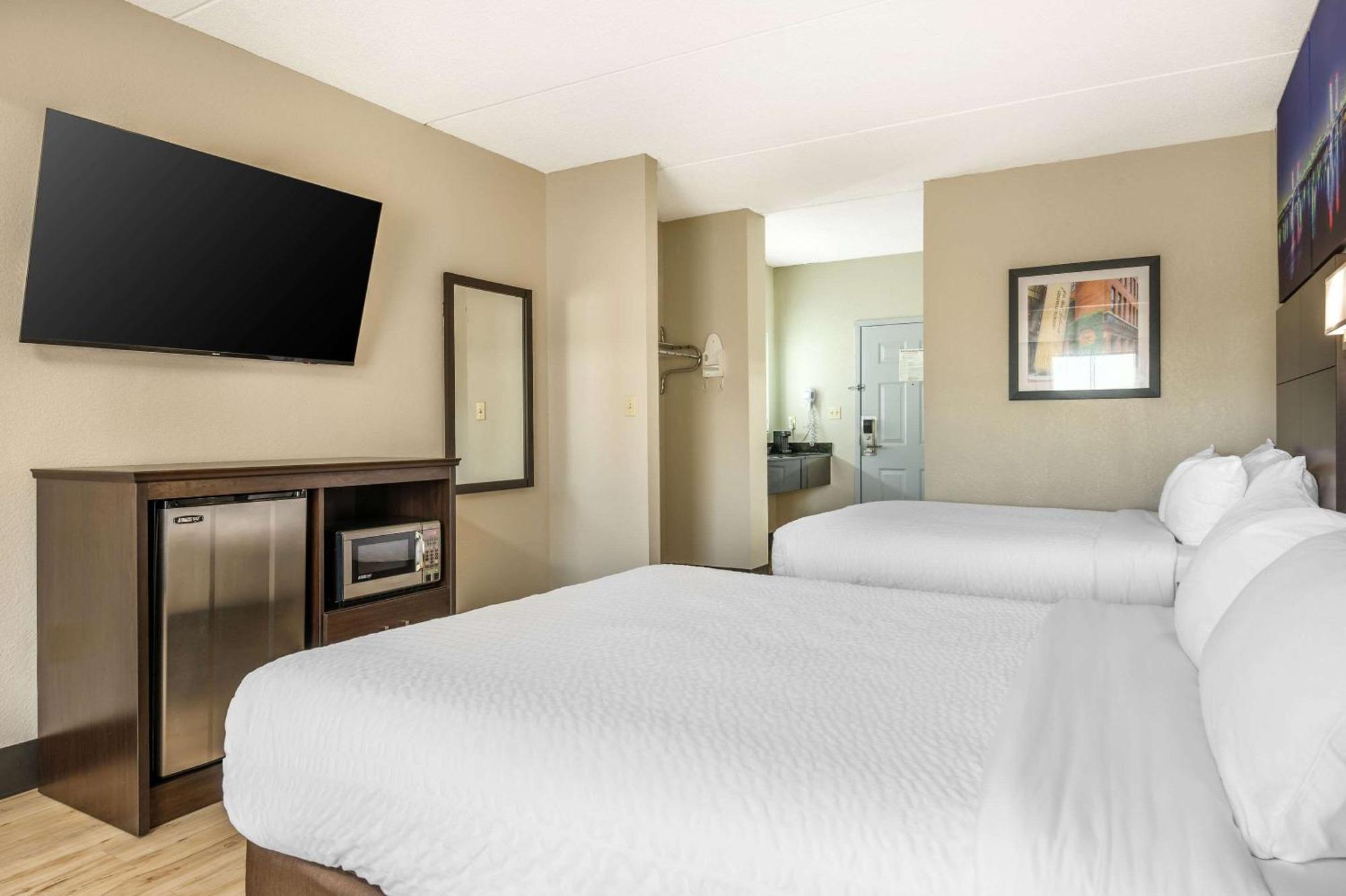 Clarion Pointe East 2* Louisville